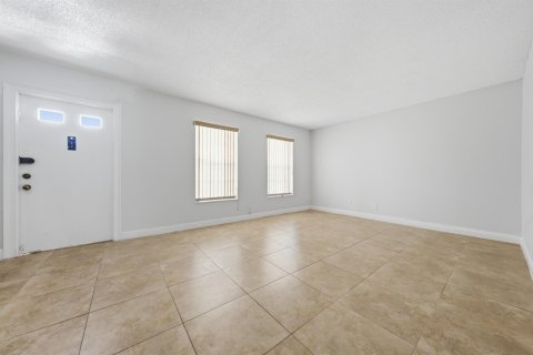 Condo in Tamarac, Florida, 2 bedrooms № 2186606 - photo 5