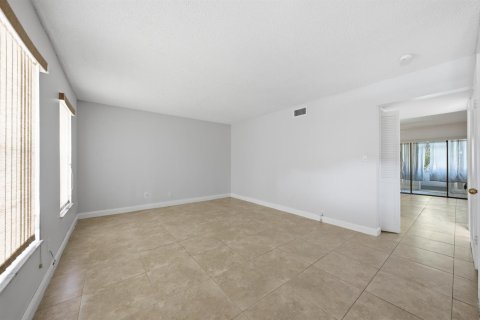 Condo in Tamarac, Florida, 2 bedrooms № 2186606 - photo 4