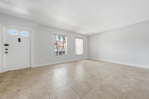 Condo in Tamarac, Florida, 2 bedrooms № 2186606 - photo 8