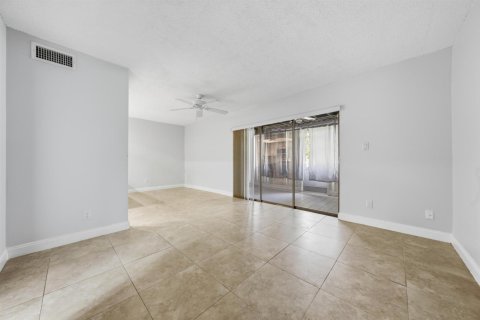Condo in Tamarac, Florida, 2 bedrooms № 2186606 - photo 6