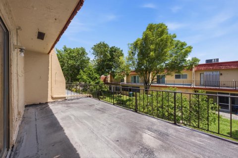 Condo in Tamarac, Florida, 2 bedrooms № 2186606 - photo 15