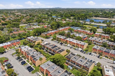 Condo in Tamarac, Florida, 2 bedrooms № 2186606 - photo 24