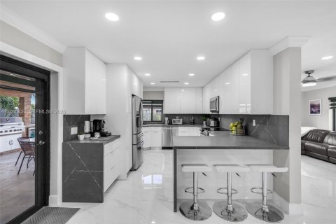 Villa ou maison à vendre à Hialeah, Floride: 3 chambres, 188.87 m2 № 2065004 - photo 18