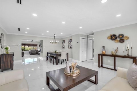 Villa ou maison à vendre à Hialeah, Floride: 3 chambres, 188.87 m2 № 2065004 - photo 13