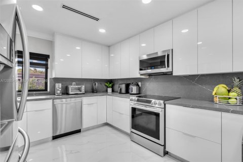 Villa ou maison à vendre à Hialeah, Floride: 3 chambres, 188.87 m2 № 2065004 - photo 20