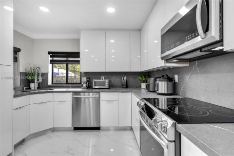 Villa ou maison à vendre à Hialeah, Floride: 3 chambres, 188.87 m2 № 2065004 - photo 19