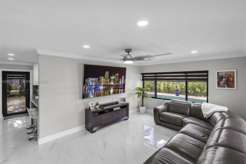 Villa ou maison à vendre à Hialeah, Floride: 3 chambres, 188.87 m2 № 2065004 - photo 11