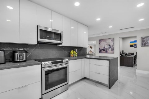 Villa ou maison à vendre à Hialeah, Floride: 3 chambres, 188.87 m2 № 2065004 - photo 21