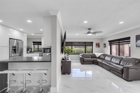 Villa ou maison à vendre à Hialeah, Floride: 3 chambres, 188.87 m2 № 2065004 - photo 15