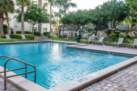 Condo in Pompano Beach, Florida, 2 bedrooms  № 1141387 - photo 1