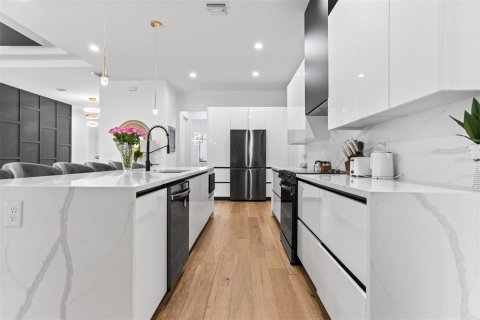 Villa ou maison à vendre à Tampa, Floride: 4 chambres, 239.32 m2 № 2354465 - photo 8