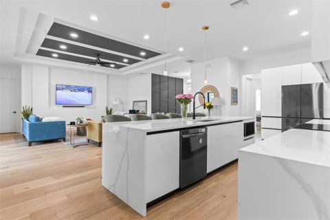 Villa ou maison à vendre à Tampa, Floride: 4 chambres, 239.32 m2 № 2354465 - photo 9