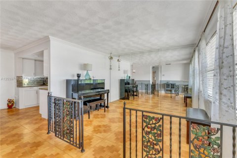 Купить виллу или дом в Пемброк-Пайнс, Флорида 4 спальни, 228.54м2, № 2082992 - фото 15