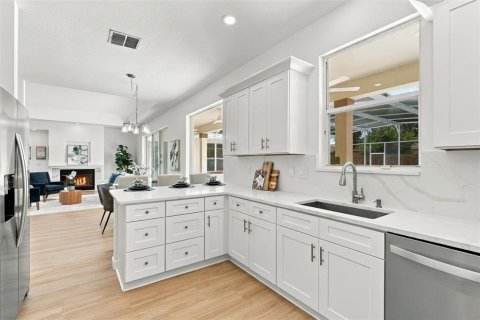 House in Orlando, Florida 6 bedrooms, 451.23 sq.m. № 2396326 - photo 26