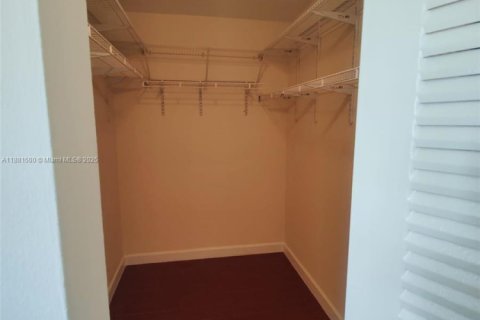 Снять в аренду кондоминиум в Пемброк-Пайнс, Флорида 2 спальни, 86.58м2, № 1948487 - фото 1