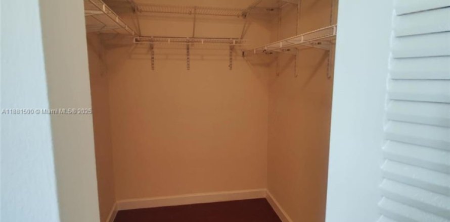 Кондоминиум с 2 спальнями в Пемброк-Пайнс, Флорида № 1948487