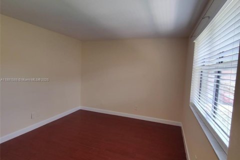 Снять в аренду кондоминиум в Пемброк-Пайнс, Флорида 2 спальни, 86.58м2, № 1948487 - фото 2