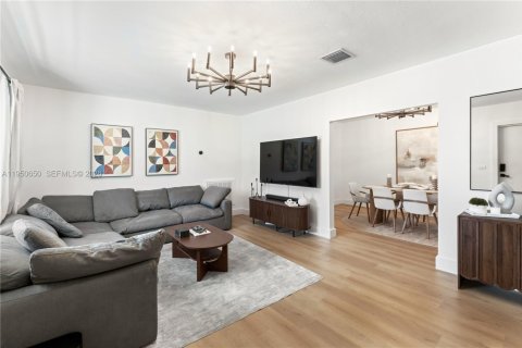 House in El Portal, Florida 2 bedrooms, 119.66 sq.m. № 2006835 - photo 2