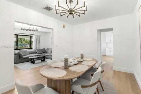 House in El Portal, Florida 2 bedrooms, 119.66 sq.m. № 2006835 - photo 4