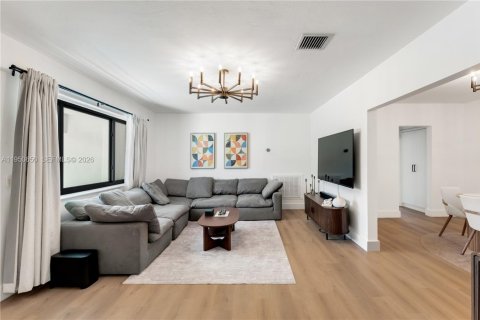 House in El Portal, Florida 2 bedrooms, 119.66 sq.m. № 2006835