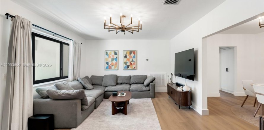 House in El Portal, Florida 2 bedrooms, 119.66 sq.m. № 2006835