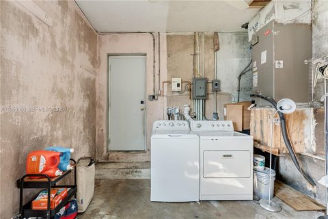 House in El Portal, Florida 2 bedrooms, 119.66 sq.m. № 2006835 - photo 16