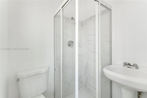 House in El Portal, Florida 2 bedrooms, 119.66 sq.m. № 2006835 - photo 14