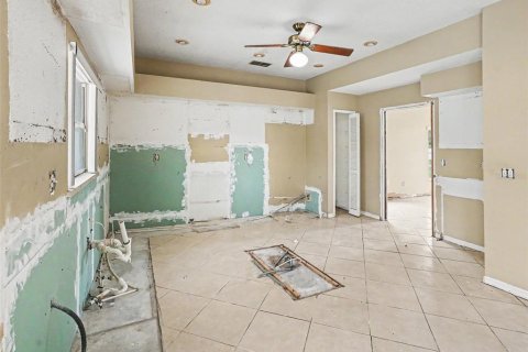 House in Apopka, Florida 5 bedrooms, 360.09 sq.m. № 2259137 - photo 7