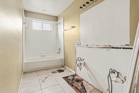 House in Apopka, Florida 5 bedrooms, 360.09 sq.m. № 2259137 - photo 16