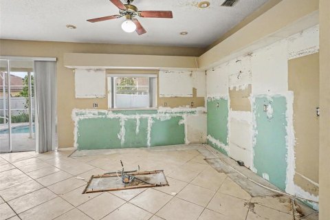 House in Apopka, Florida 5 bedrooms, 360.09 sq.m. № 2259137 - photo 6