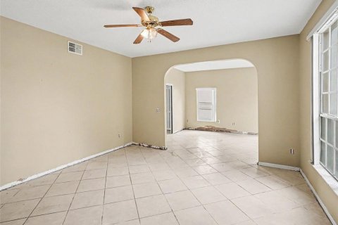 House in Apopka, Florida 5 bedrooms, 360.09 sq.m. № 2259137 - photo 18