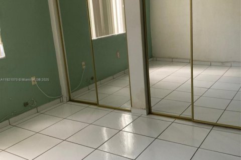 Condo in Miami, Florida, 1 bedroom  № 1975267 - photo 6