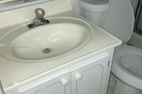 Condo in Miami, Florida, 1 bedroom  № 1975267 - photo 5