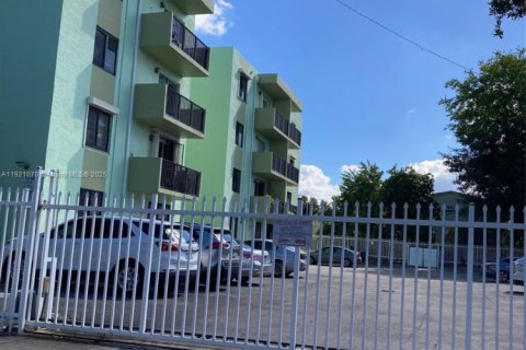 Condo in Miami, Florida, 1 bedroom  № 1975267 - photo 3