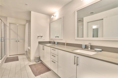 Condominio en alquiler en Miami, Florida, 1 dormitorio, 76.92 m2 № 2030968 - foto 6