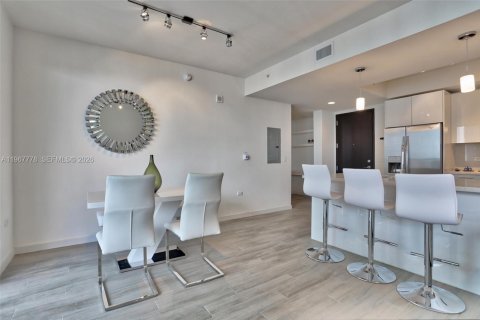 Condominio en alquiler en Miami, Florida, 1 dormitorio, 76.92 m2 № 2030968 - foto 2