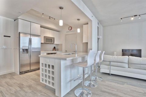 Condominio en alquiler en Miami, Florida, 1 dormitorio, 76.92 m2 № 2030968 - foto 3