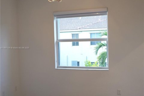 Снять в аренду таунхаус в Хомстед, Флорида 3 спальни, 123.37м2, № 1949787 - фото 13