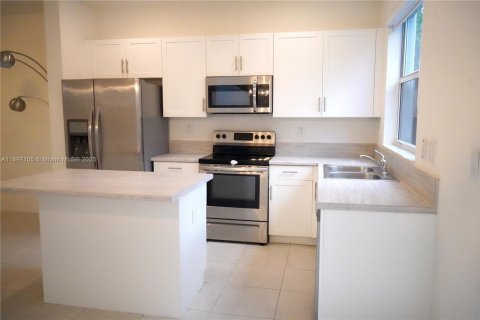 Снять в аренду таунхаус в Хомстед, Флорида 3 спальни, 123.37м2, № 1949787 - фото 8