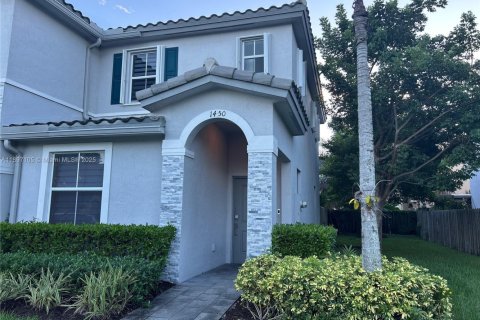 Снять в аренду таунхаус в Хомстед, Флорида 3 спальни, 123.37м2, № 1949787 - фото 1