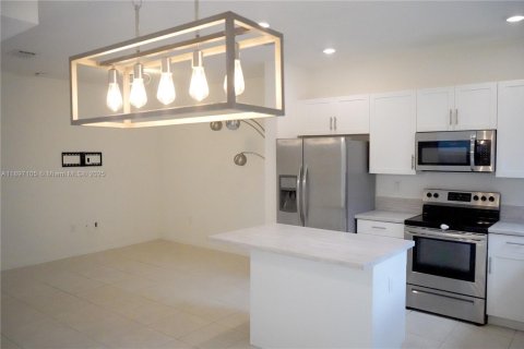 Снять в аренду таунхаус в Хомстед, Флорида 3 спальни, 123.37м2, № 1949787 - фото 7