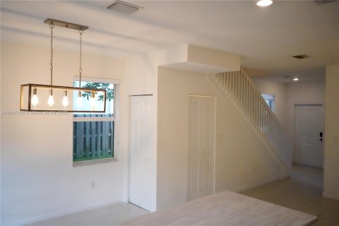 Снять в аренду таунхаус в Хомстед, Флорида 3 спальни, 123.37м2, № 1949787 - фото 6