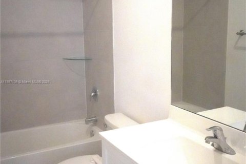 Снять в аренду таунхаус в Хомстед, Флорида 3 спальни, 123.37м2, № 1949787 - фото 12