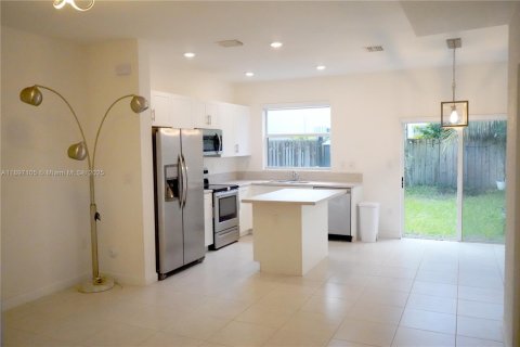 Снять в аренду таунхаус в Хомстед, Флорида 3 спальни, 123.37м2, № 1949787 - фото 9