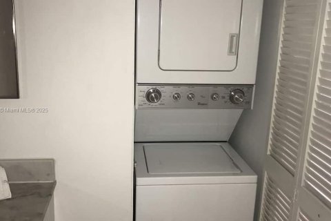 Купить кондоминиум в Майами, Флорида 3 спальни, 114.46м2, № 1860598 - фото 15