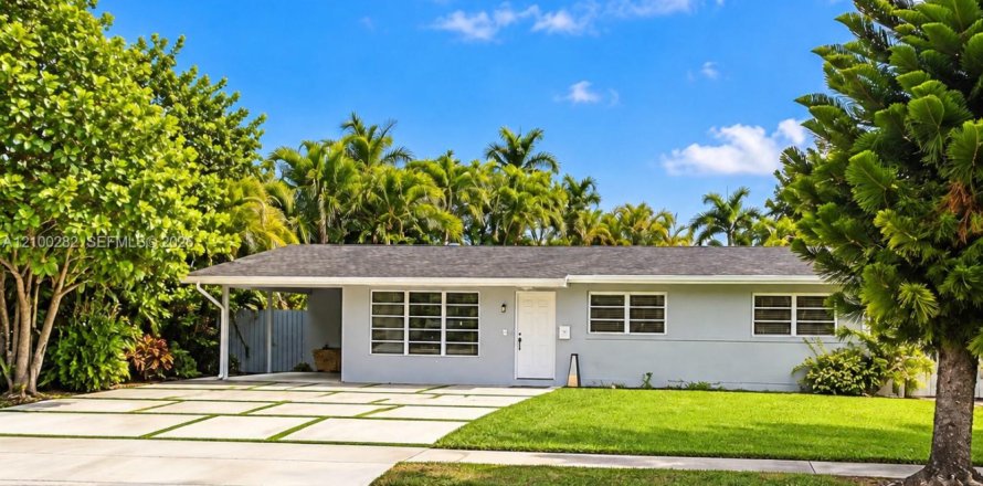 House in Miami, Florida 5 bedrooms, 119.57 sq.m. № 2423464