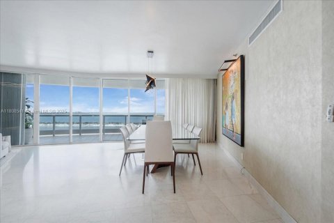 Condominio en venta en Miami, Florida, 3 dormitorios, 262.45 m2 № 1745602 - foto 15