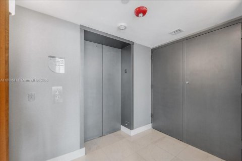 Condominio en venta en Miami, Florida, 3 dormitorios, 262.45 m2 № 1745602 - foto 5