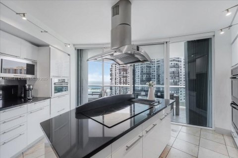 Condominio en venta en Miami, Florida, 3 dormitorios, 262.45 m2 № 1745602 - foto 23