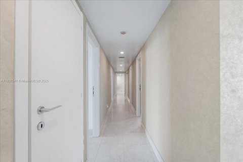 Condominio en venta en Miami, Florida, 3 dormitorios, 262.45 m2 № 1745602 - foto 26